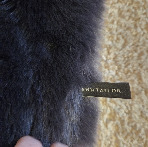 Ann Taylor Black Faux Fur Scarf - Picture 4 of 5